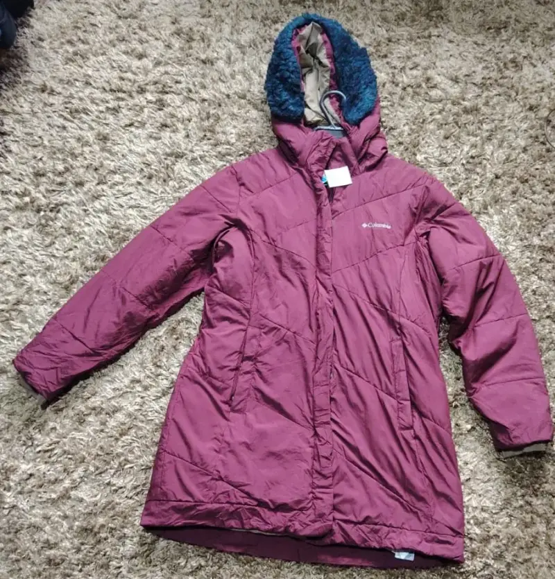 Abrigo de invierno Columbia burdeos con capucha