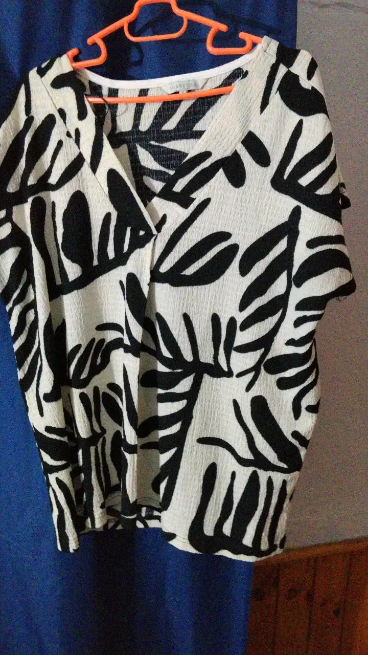 Blusa estampada blanco y negro Vairez