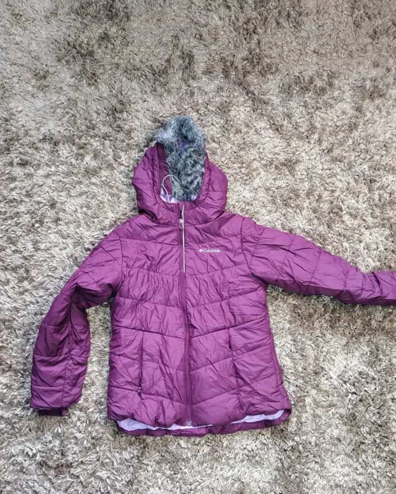 Chaqueta de invierno Columbia morada con capucha