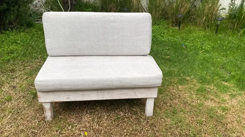 Sofá esquinero de madera con cojines grises - 2