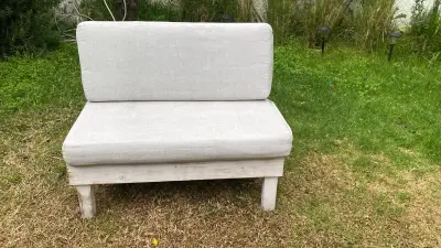 Sofá esquinero de madera con cojines grises - miniatura 2