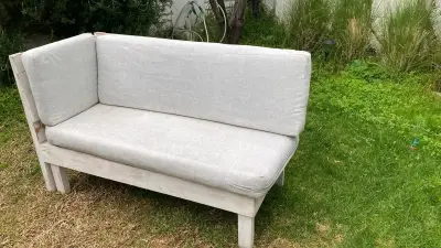 Sofá esquinero de madera con cojines grises - miniatura 5