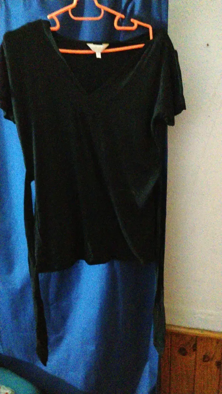 Blusa negra de manga corta con lazo