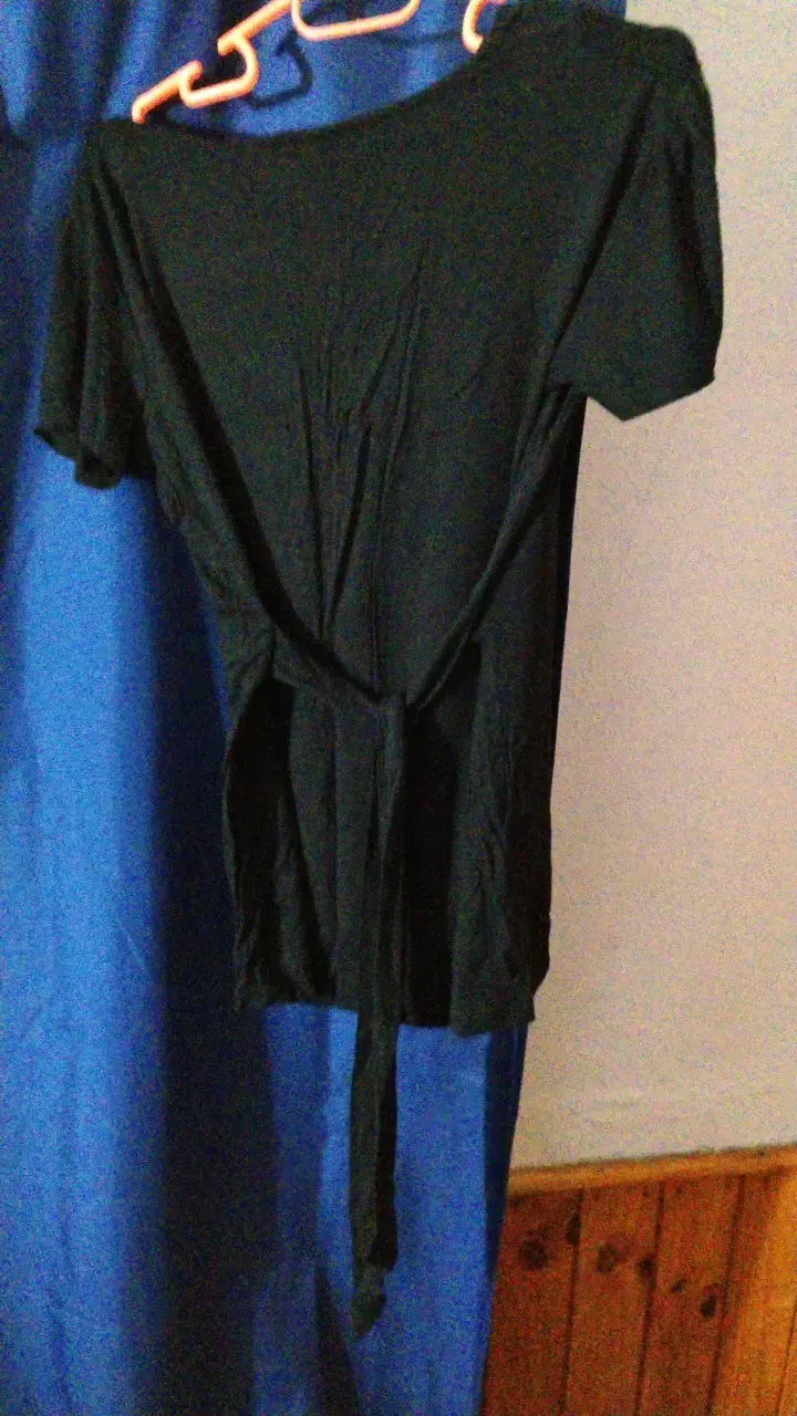Blusa negra de manga corta con lazo - 2
