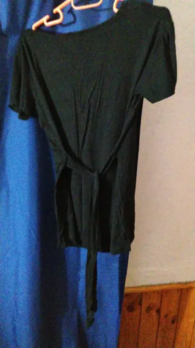 Blusa negra de manga corta con lazo - miniatura 2