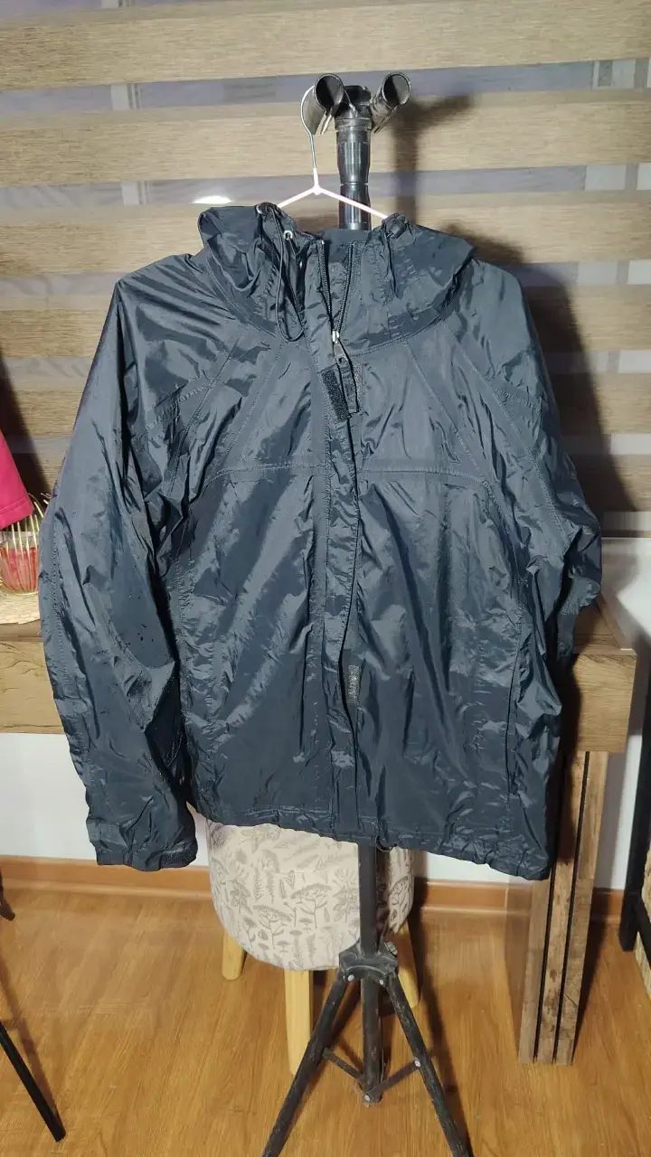 Chaqueta impermeable negra con capucha