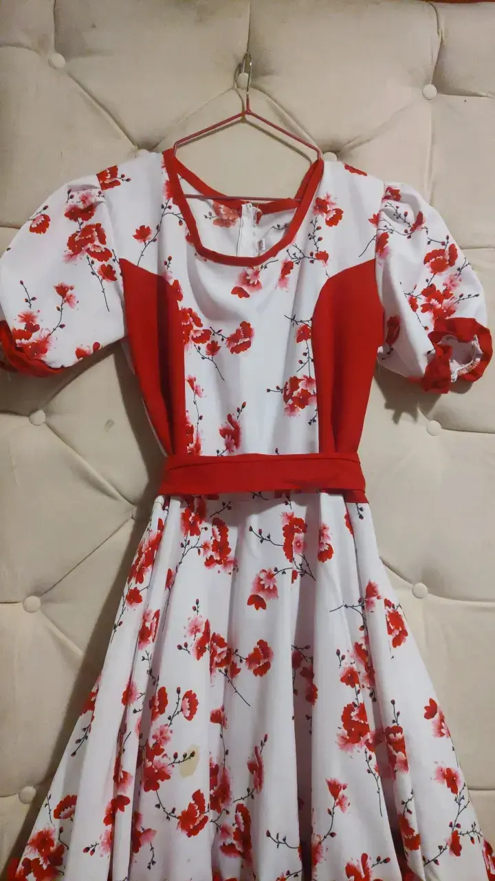 Vestido floral rojo y blanco con volantes - 3