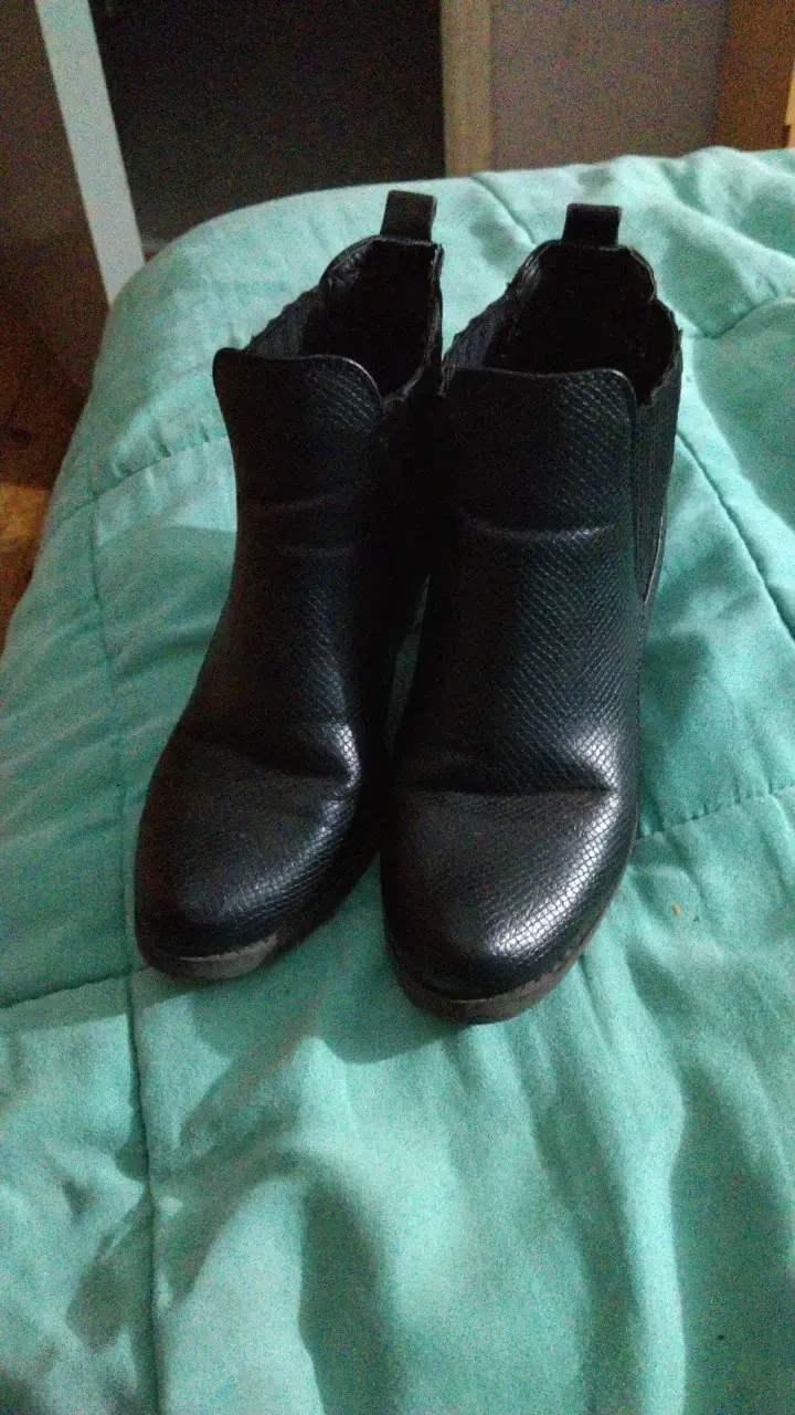 Botines negros de cuero para mujer