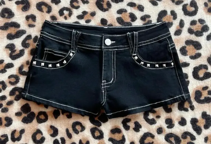 Shorts de mezclilla negros con tachas - 1