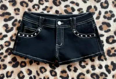 Shorts de mezclilla negros con tachas - miniatura 1