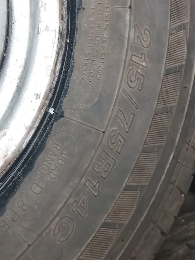 Neumáticos 215/75R14C con llantas usadas - 2