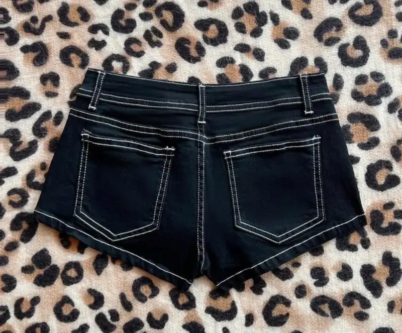 Shorts de mezclilla negros con tachas - 2