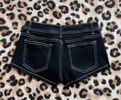 Shorts de mezclilla negros con tachas - miniatura 2