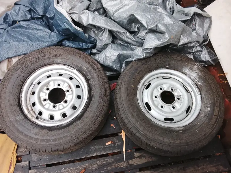 Neumáticos 215/75R14C con llantas usadas - 3