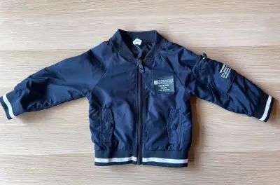 Chaqueta bomber azul para niño con detalles - miniatura 2