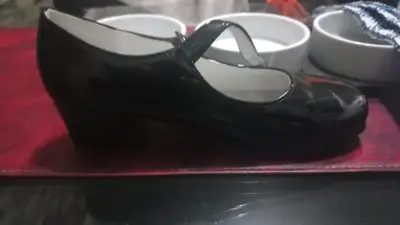 Zapatos de charol negro con correa para mujer - miniatura 1