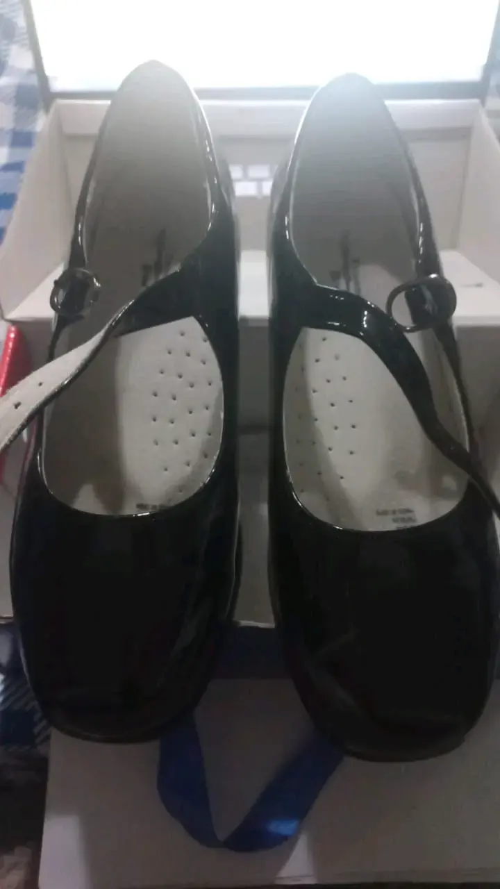 Zapatos de charol negro con correa para mujer - 2