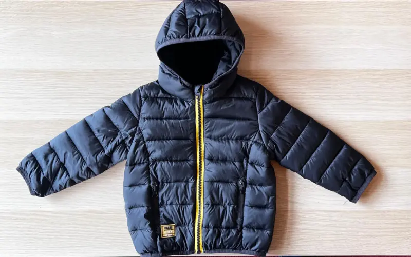 Chaqueta acolchada negra para niño con capucha - 1