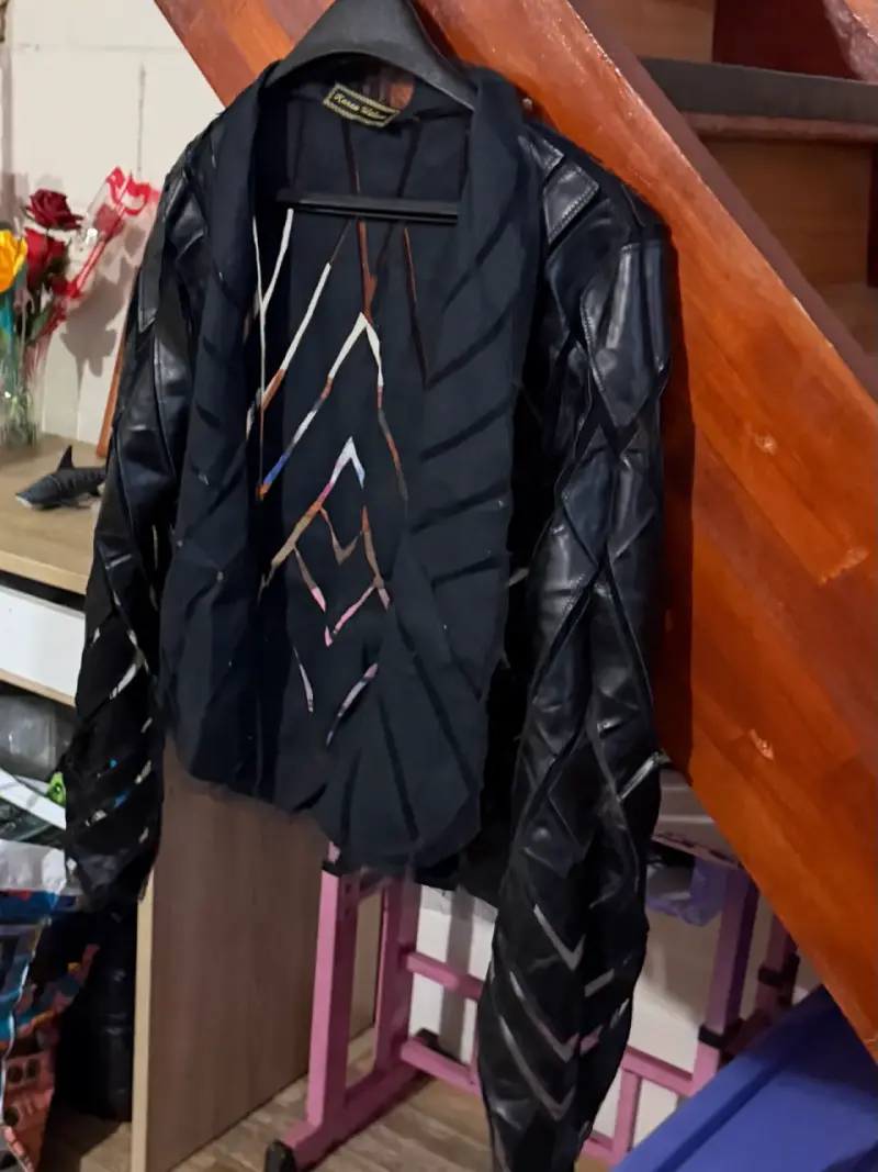 Chaqueta de cuero negra con diseño único - 1