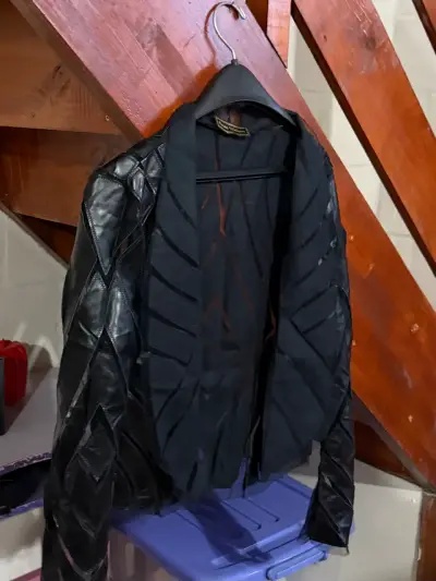Chaqueta de cuero negra con diseño único - miniatura 2