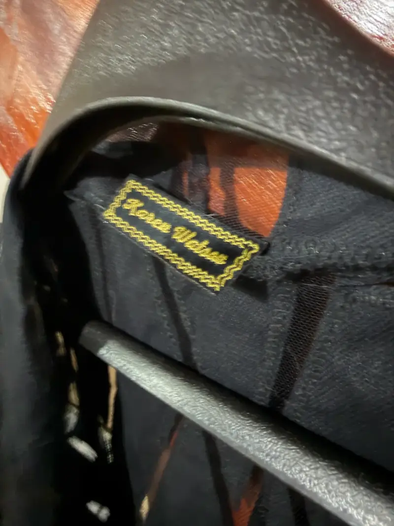 Chaqueta de cuero negra con diseño único - 3