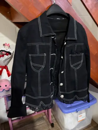 Chaqueta negra con bordado floral y encaje - miniatura 1