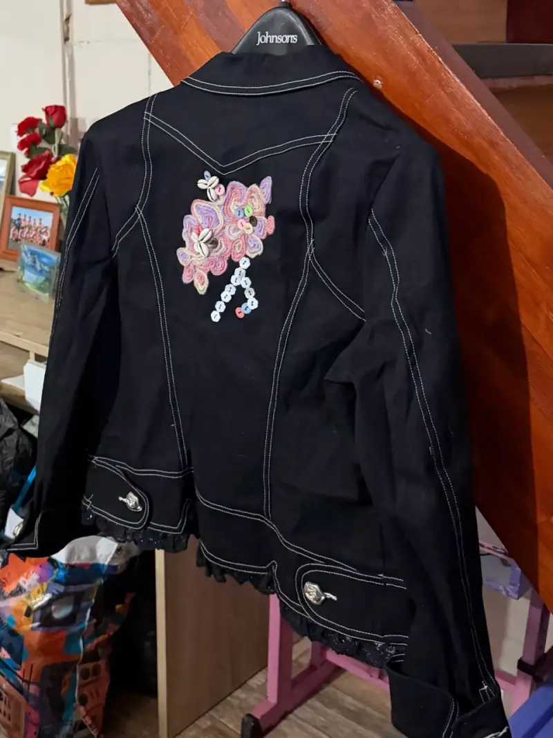 Chaqueta negra con bordado floral y encaje - 2