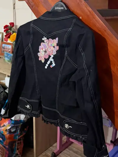 Chaqueta negra con bordado floral y encaje - miniatura 2