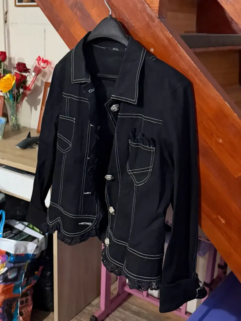 Chaqueta negra con bordado floral y encaje - 3