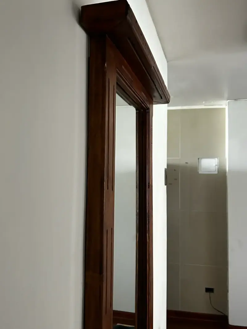 Espejo de pared con marco de madera - 3