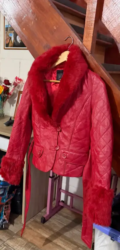 Chaqueta roja de cuero con cuello de piel sintética - miniatura 1