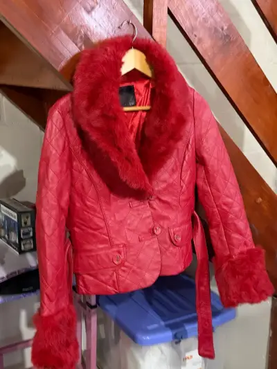 Chaqueta roja de cuero con cuello de piel sintética - miniatura 2
