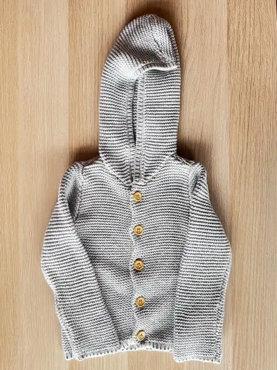 Cárdigan de bebé gris con capucha y botones - miniatura 2