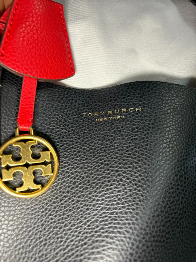 Bolso de cuero negro Tory Burch con detalle rojo - 3