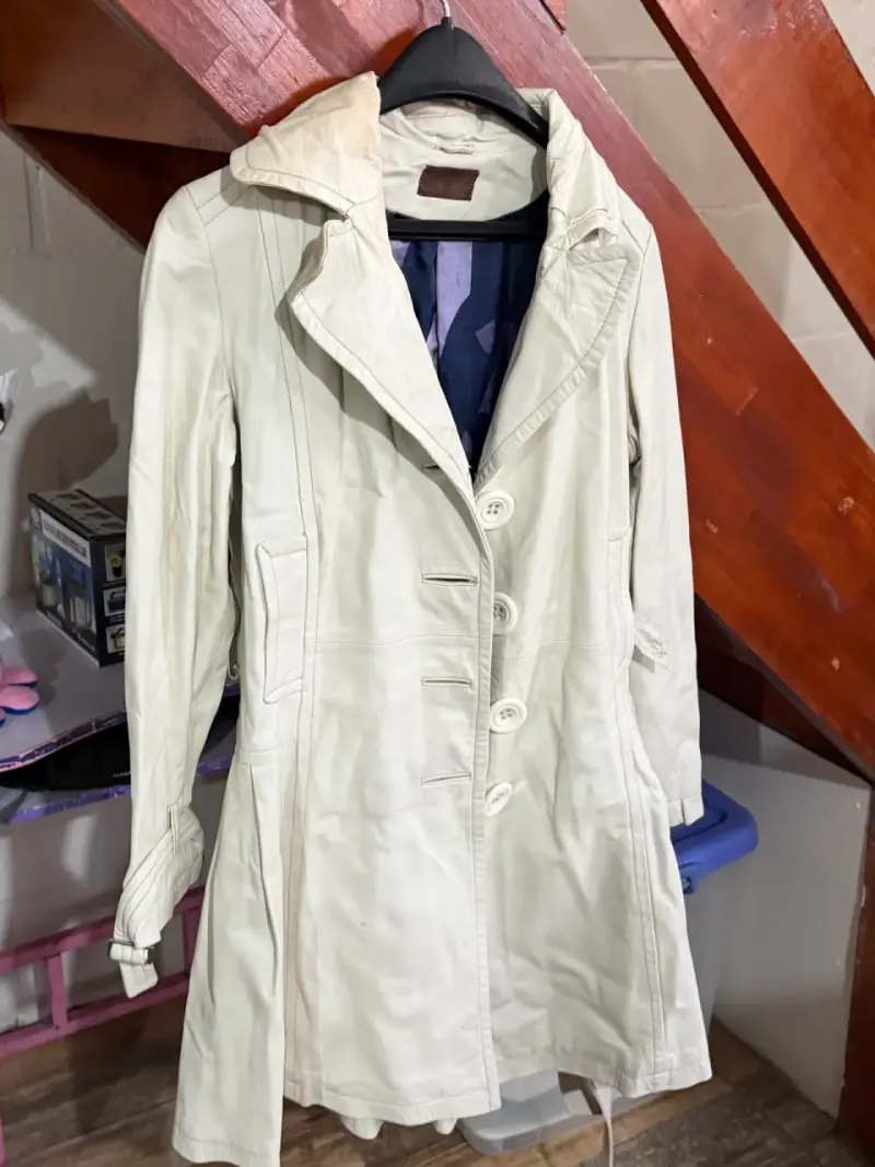 Abrigo beige para mujer con cinturón - 1