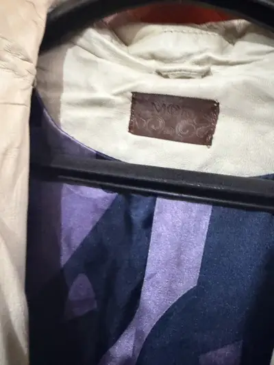 Abrigo beige para mujer con cinturón - miniatura 2