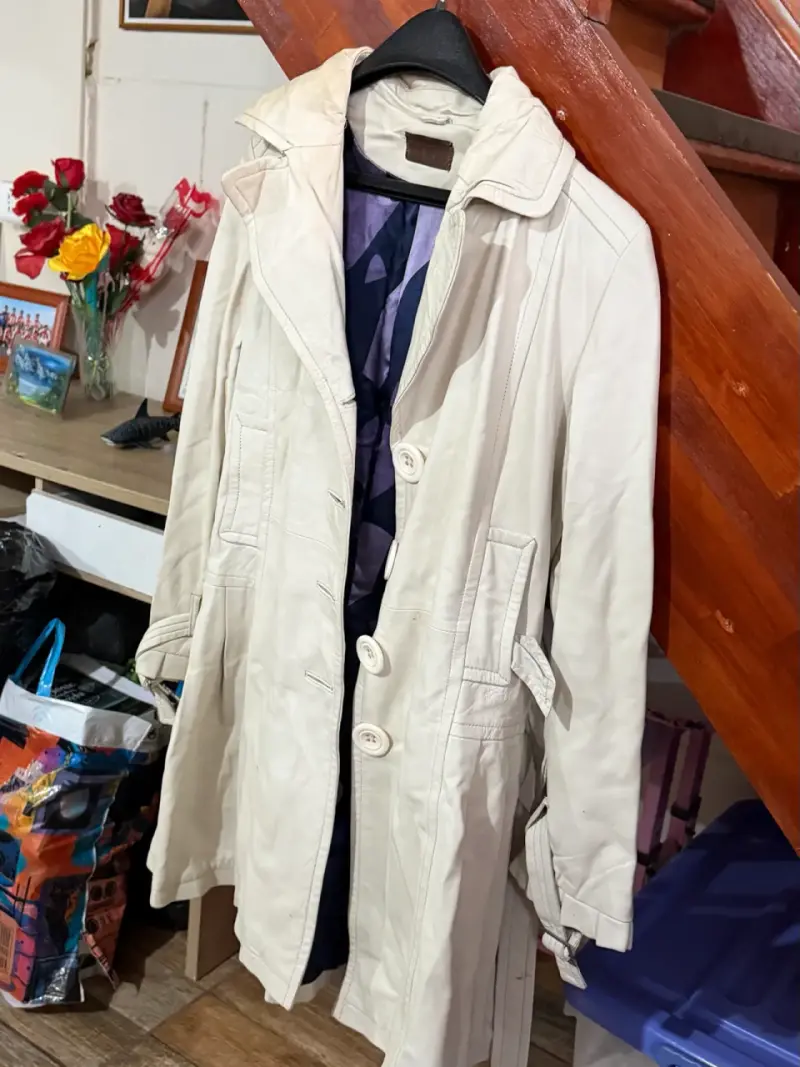 Abrigo beige para mujer con cinturón - 3