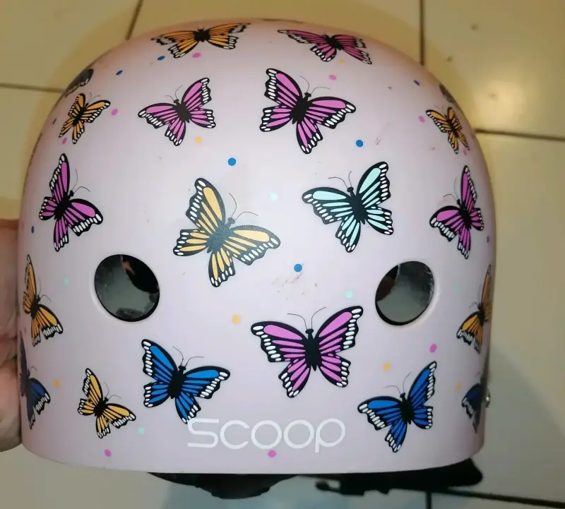 Casco infantil con diseño de mariposas Scoop - 1