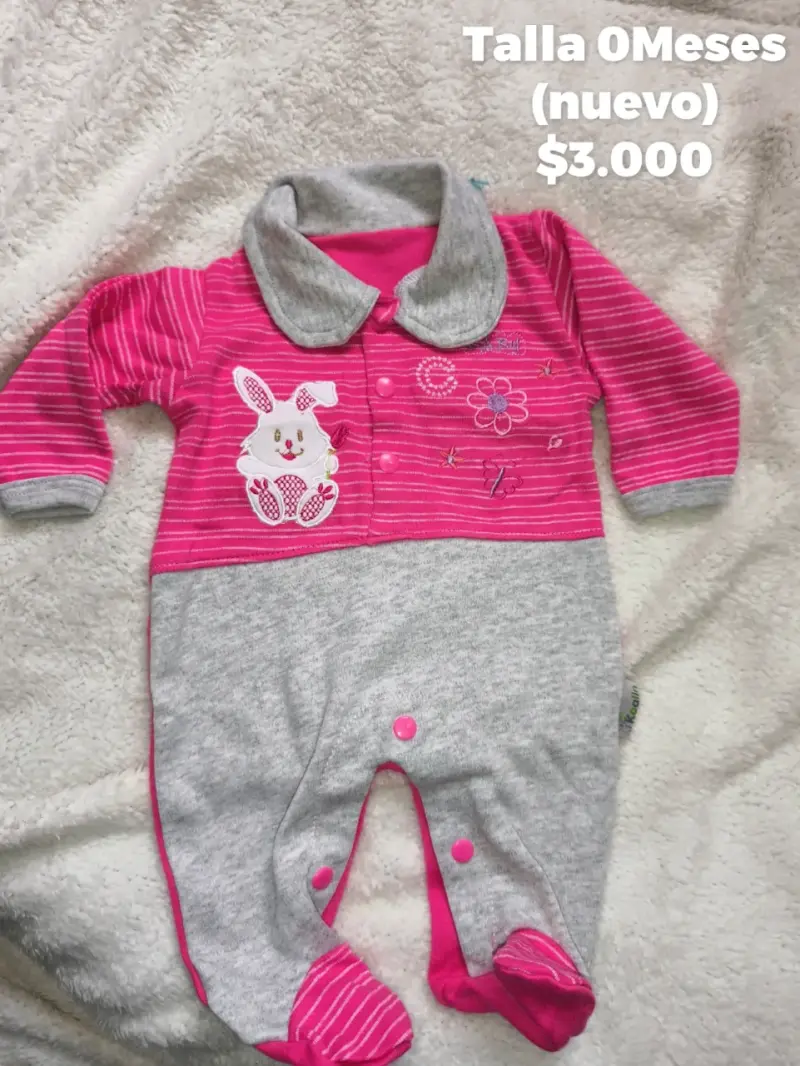 Enterito de bebé rosa con diseño de conejo
