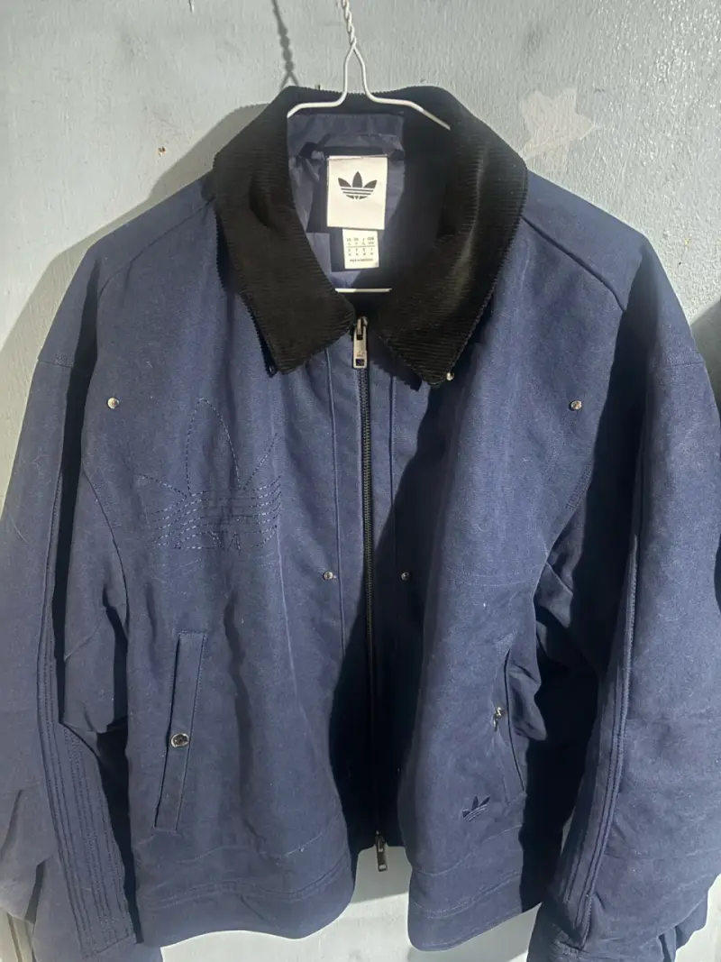 Chaqueta azul Adidas con cuello negro - 1