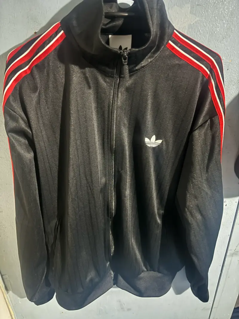 Poleron adidas negro con franjas rojas - 1