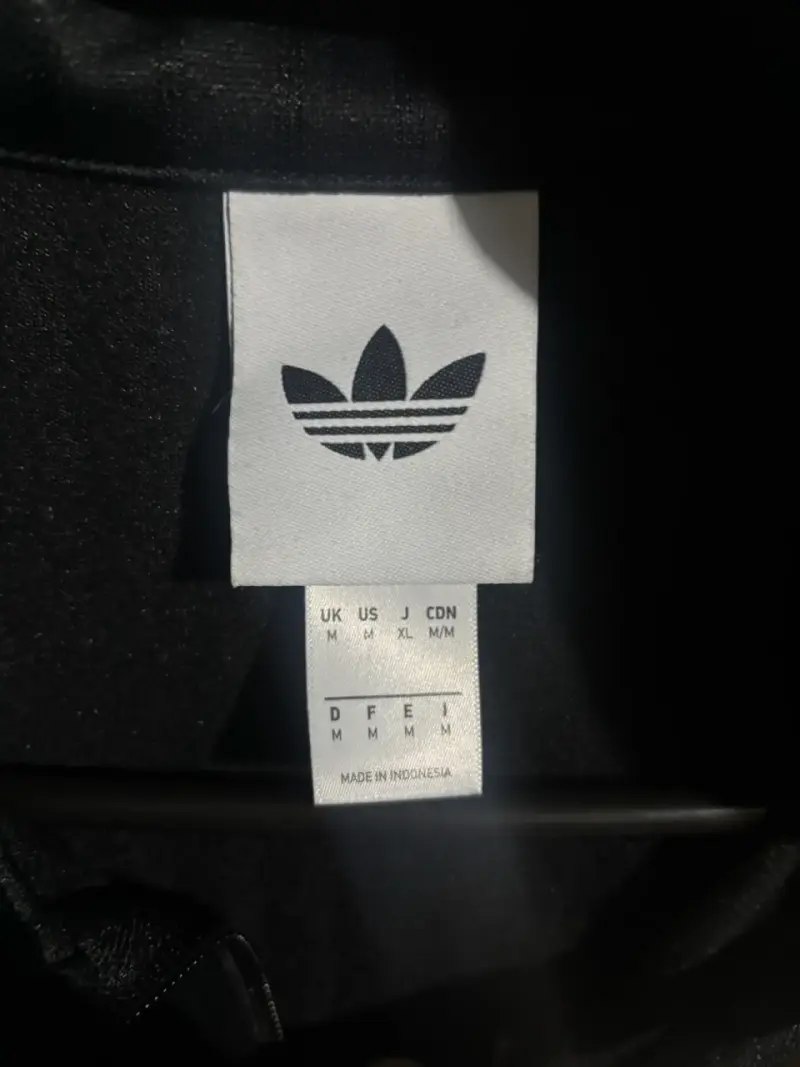 Poleron adidas negro con franjas rojas - 2