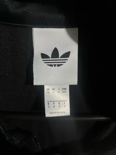 Poleron adidas negro con franjas rojas - miniatura 2