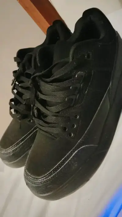 Zapatillas negras para hombre sin detalles - miniatura 1