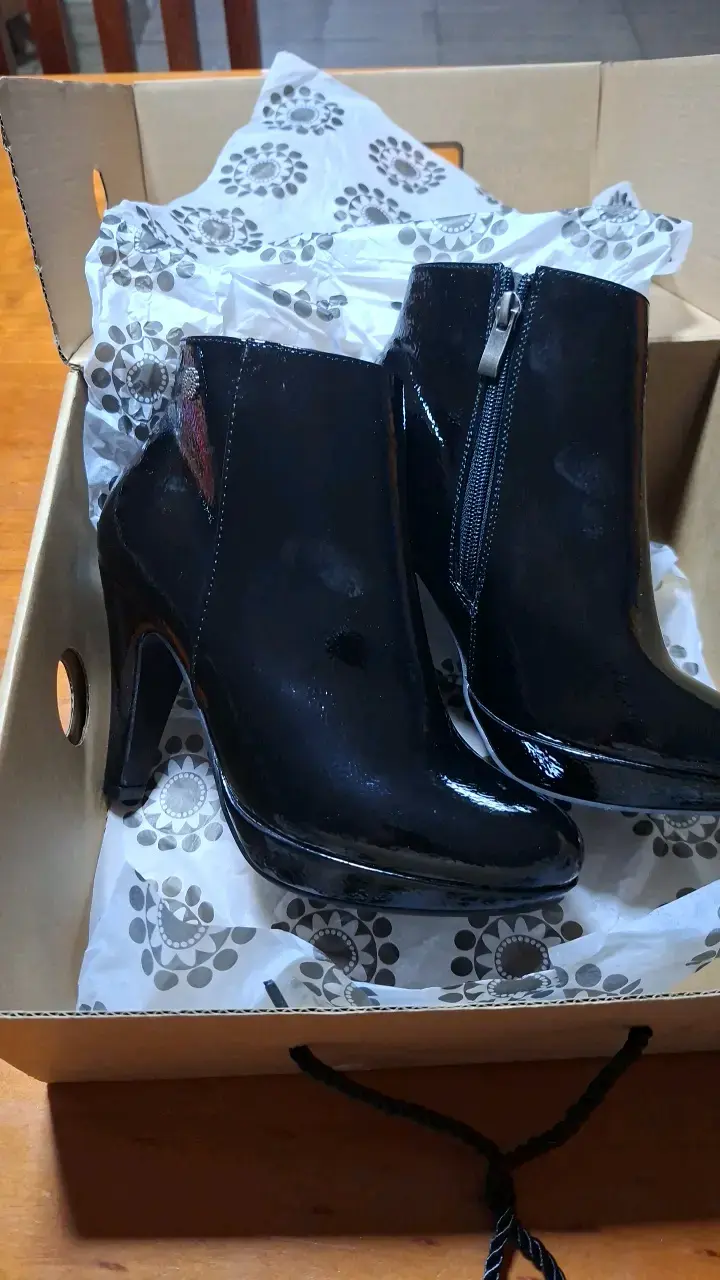 Botines de charol negro con tacón alto - 1