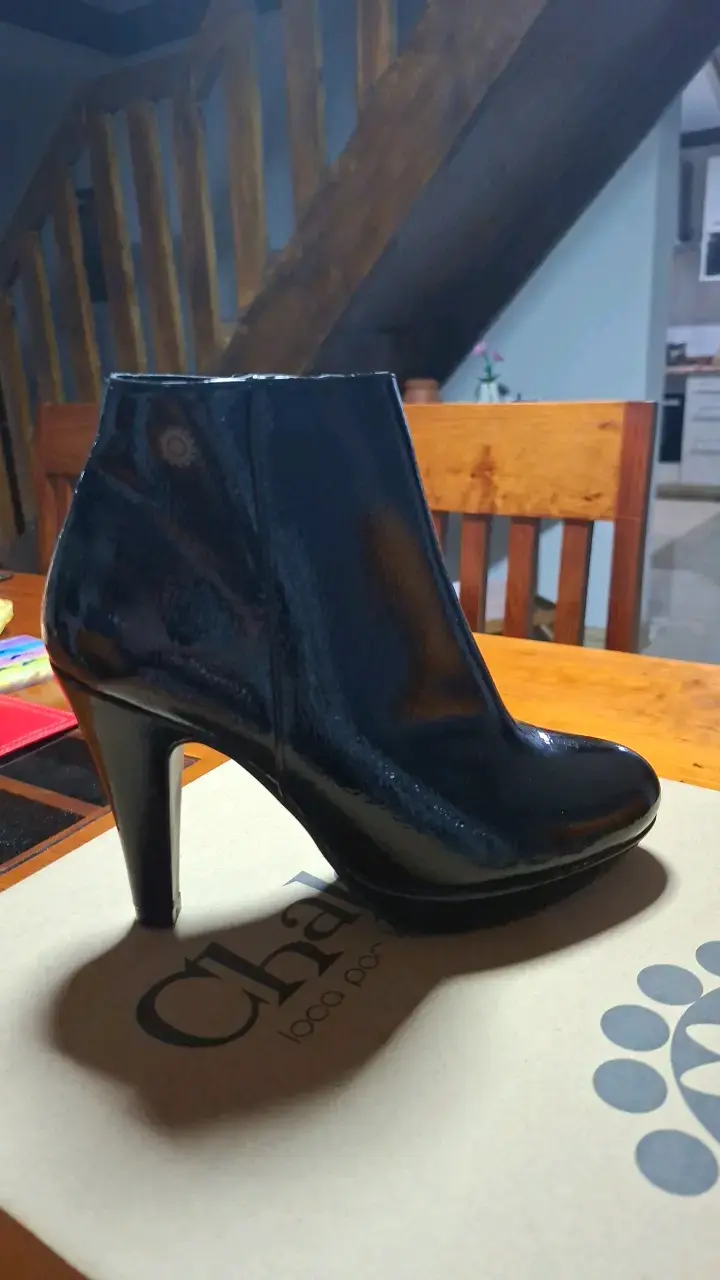 Botines de charol negro con tacón alto - 2