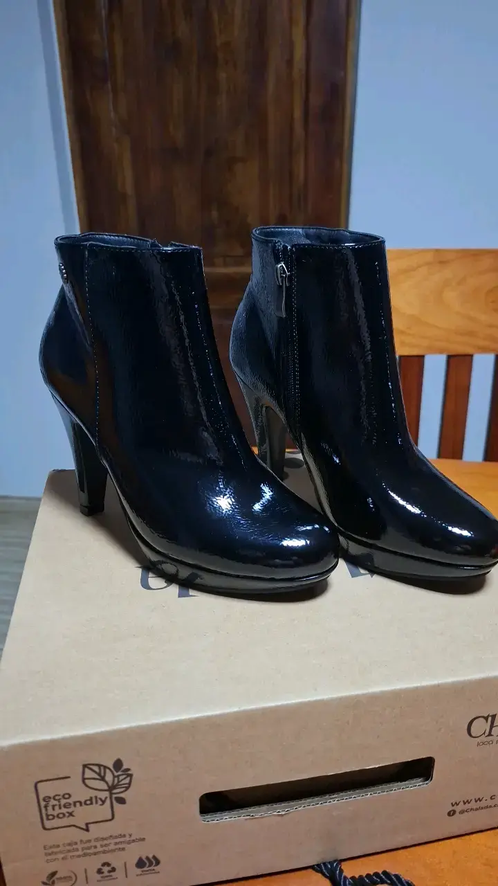 Botines de charol negro con tacón alto - 3