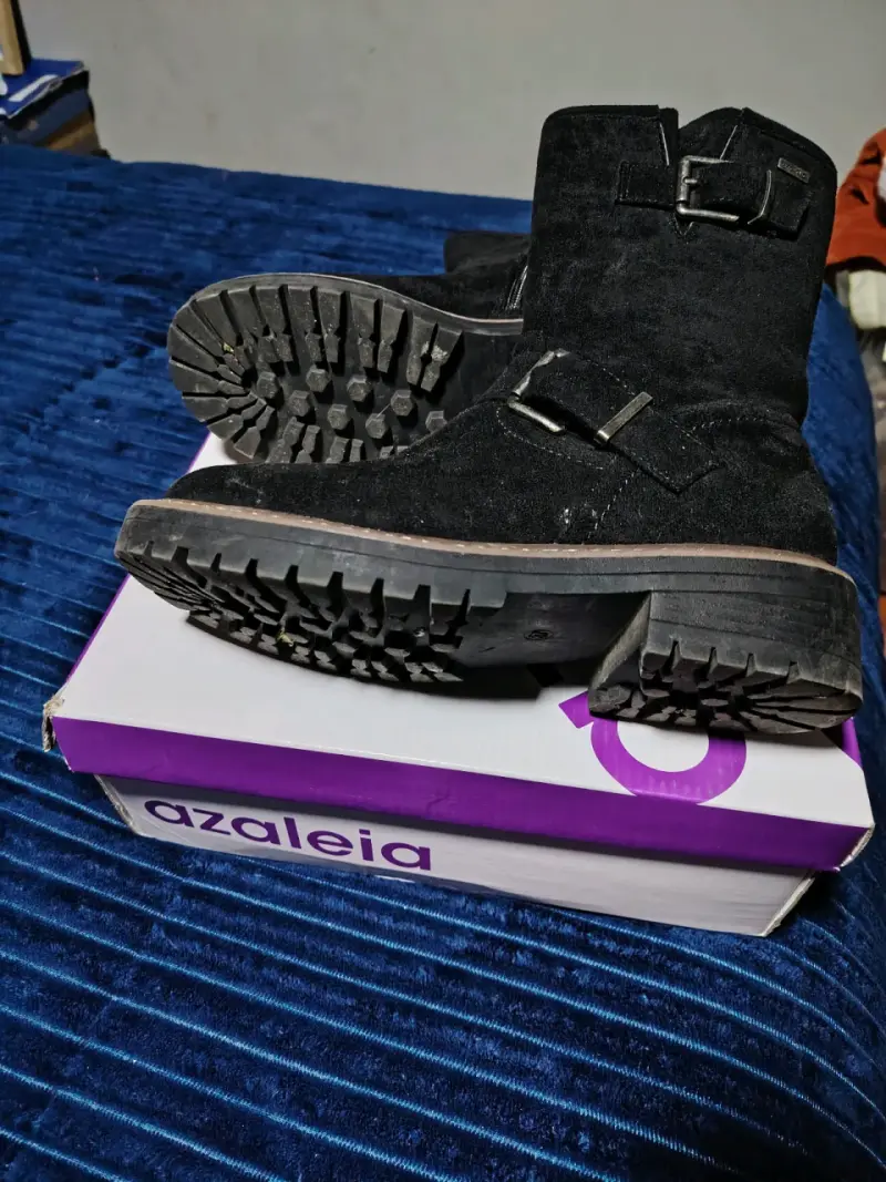 Botas negras de gamuza con hebillas Azaleia - 3