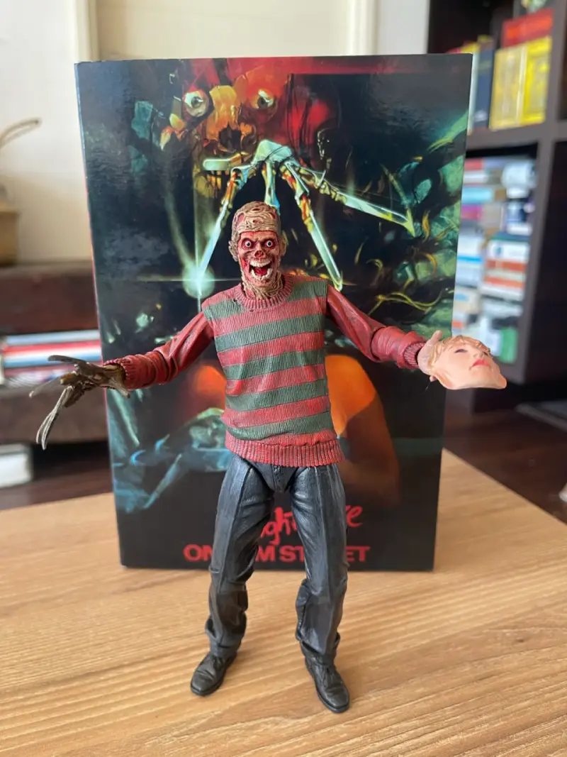 Figura de acción Freddy Krueger con accesorios - 2