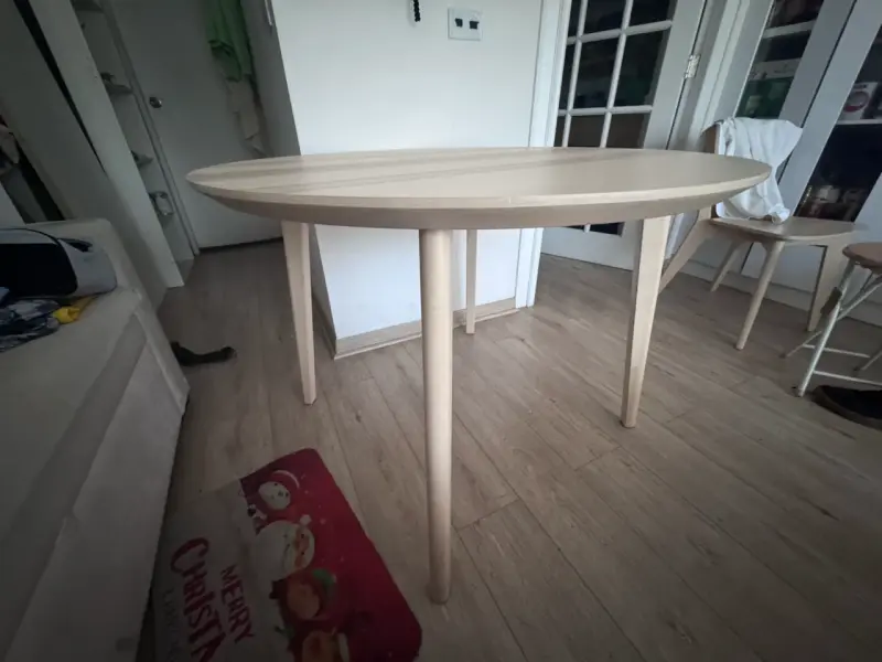 Mesa redonda de madera clara estilo moderno - 1